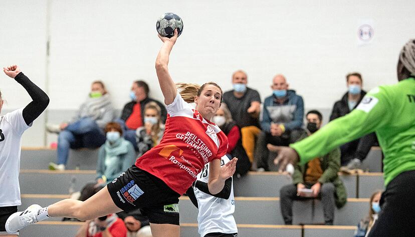 Sina Klenk hängt noch eine letzte Saison bei Schozach-Bottwartal ran. Diese möchte die Abwehrchefin in der 2. Liga bestreiten. Sina Klenk hängt noch eine letzte Saison bei Schozach-Bottwartal ran. Diese möchte die Abwehrchefin in der 2. Liga bestreiten.