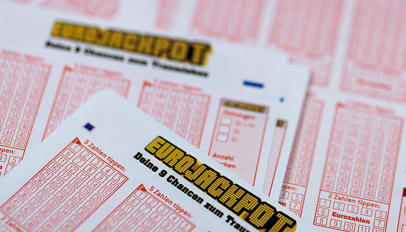 Lottoscheine für den Eurojackpot liegen in einer Lotto-Annahmestelle. Lottoscheine für den Eurojackpot liegen in einer Lotto-Annahmestelle.