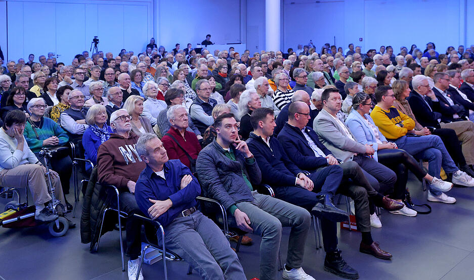 Zahlreiche Interessierte verfolgten das Gespr&auml;ch.