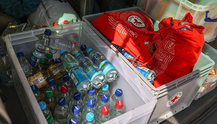 Mit dabei haben die Helfer Wasser, Sonnencreme, Snacks und auch M&uuml;tzen.