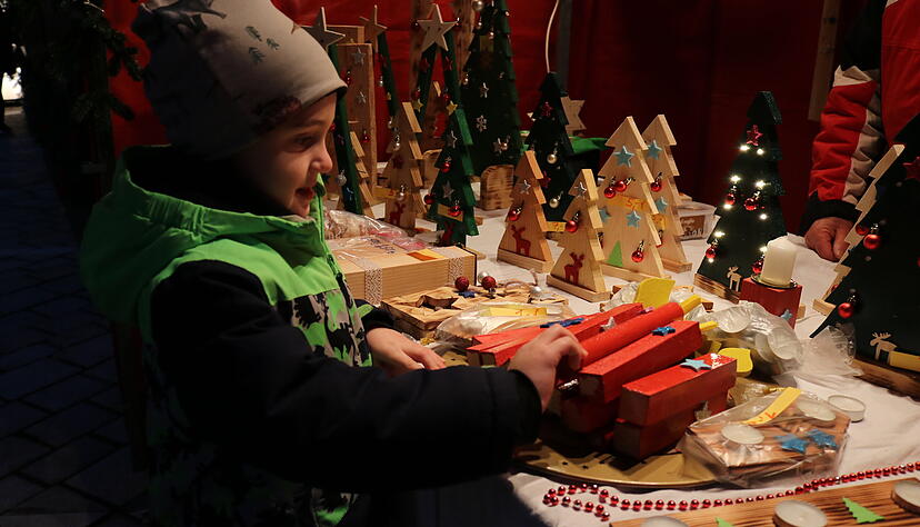 Allerlei weihnachtliche Dekorationen, Handgemachtes und Geschenkideen gibt es am kommenden Wochenende auf den Weihnachtsmärkten in Hohenlohe wieder zu bestaunen. Allerlei weihnachtliche Dekorationen, Handgemachtes und Geschenkideen gibt es am kommenden Wochenende auf den Weihnachtsmärkten in Hohenlohe wieder zu bestaunen.