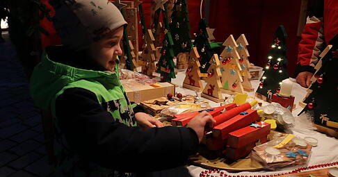Allerlei weihnachtliche Dekorationen, Handgemachtes und Geschenkideen gibt es am kommenden Wochenende auf den Weihnachtsmärkten in Hohenlohe wieder zu bestaunen. Allerlei weihnachtliche Dekorationen, Handgemachtes und Geschenkideen gibt es am kommenden Wochenende auf den Weihnachtsmärkten in Hohenlohe wieder zu bestaunen.