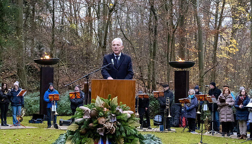 Zur Gedenkveranstaltung auf dem Ehrenfriedhof sprach OB Harry Mergel anlässlich der Bombardierung Heilbronns am 4. Dezember 1944.