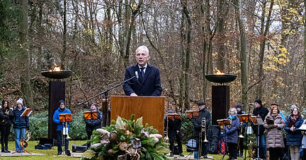 Zur Gedenkveranstaltung auf dem Ehrenfriedhof sprach OB Harry Mergel anlässlich der Bombardierung Heilbronns am 4. Dezember 1944.