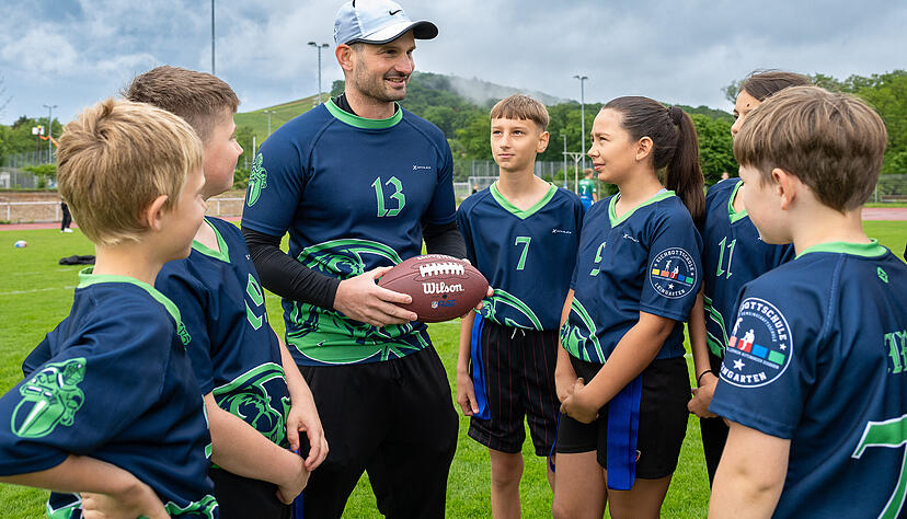 Stefan Rühl (mittig) von der Eichbottschule in Leingarten tritt mit den Gruppen der Gentle Knights zum School Bowl an. Stefan Rühl (mittig) von der Eichbottschule in Leingarten tritt mit den Gruppen der Gentle Knights zum School Bowl an.