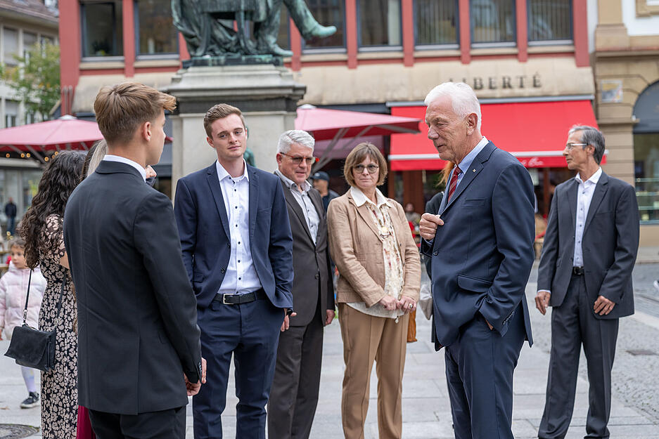 Fernsehmoderator Günther Jauch erhält in diesem Jahr den Demokratiepreis „Württemberger Köpfe“. Die Württemberger Gesellschaft ehrt ihn am Donnerstagabend in der Heilbronner Harmonie, zuvor trug sich Jauch ins Goldene Buch der Stadt ein.