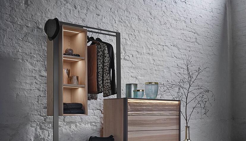 Aufgeräumt und dennoch alles griffbereit - eine Kombination aus Kleiderstange und Schubladen macht es möglich. Aufgeräumt und dennoch alles griffbereit - eine Kombination aus Kleiderstange und Schubladen macht es möglich.