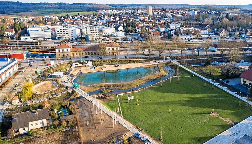 Aus der Vogelperspektive ist zu sehen, wie weit die Arbeiten für die Gartenschau gediehen sind. Einer pünktlichen Eröffnung stünde nichts im Weg.
Foto: Manuel Maier