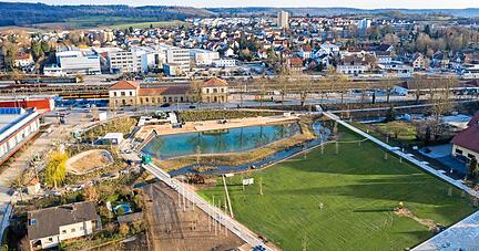 Aus der Vogelperspektive ist zu sehen, wie weit die Arbeiten für die Gartenschau gediehen sind. Einer pünktlichen Eröffnung stünde nichts im Weg.
Foto: Manuel Maier