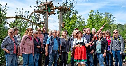 Die schwäbische Reiseleiterin Gertrud zaubert nicht nur durch ihr Outfit ein Lächeln ins Gesicht der Lesersommer-Teilnehmer an der hausgemachten Späßle-Tour im Cleebronner Freizeitpark Tripsdrill.
Foto: Christiana Kunz