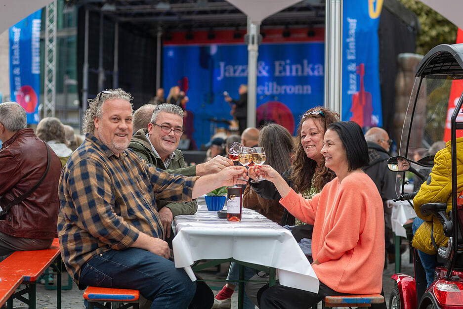 Besucher können shoppen, genießen und Jazz erleben.