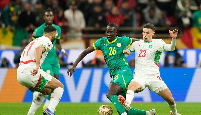 Marokkos Bilal El Khannouss (r) und Senegals Pape Gueye lieferten sich mit ihren Teams ein intensives Finale.