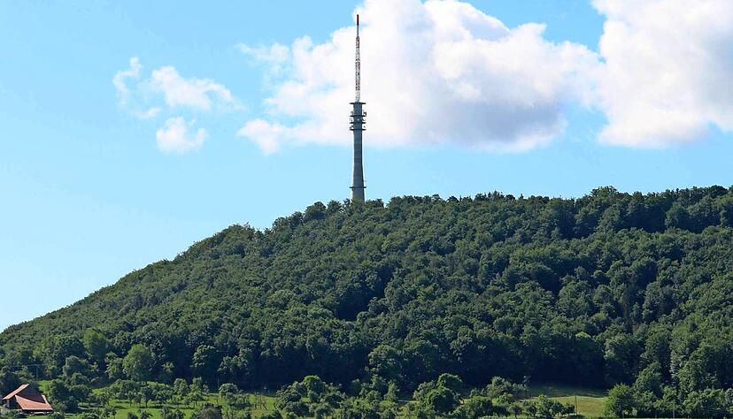 Herr des Turms und der Technik: Matthias Gallas vor einer der Sendeanlagen.