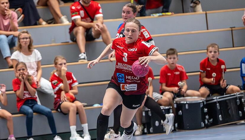 Rechtsaußen Esther Adam wehrte sich mit ihren Teamkolleginnen der SG Schozach-Bottwartal nach Kräften gegen die Niederlage, doch bei Zweitliga-Absteiger HSG Freiburg riss die lange Ungeschlagen-Serie der Beilsteinerinnen. Rechtsaußen Esther Adam wehrte sich mit ihren Teamkolleginnen der SG Schozach-Bottwartal nach Kräften gegen die Niederlage, doch bei Zweitliga-Absteiger HSG Freiburg riss die lange Ungeschlagen-Serie der Beilsteinerinnen.