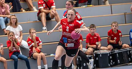 Rechtsaußen Esther Adam wehrte sich mit ihren Teamkolleginnen der SG Schozach-Bottwartal nach Kräften gegen die Niederlage, doch bei Zweitliga-Absteiger HSG Freiburg riss die lange Ungeschlagen-Serie der Beilsteinerinnen.