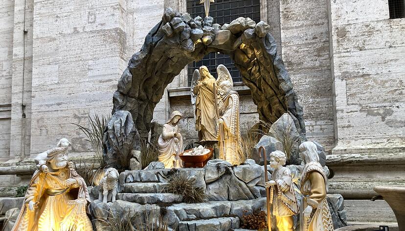 Am Petersdom gibt es eine Krippe, die extra aus Mexiko hergebracht wurde.