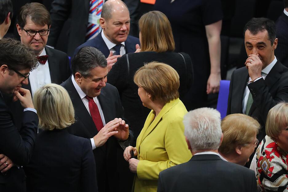 Bundesau&szlig;enminister Sigmar Gabriel (SPD) und Bundeskanzlerin Angela Merkel (CDU) unterhalten sich. Im Hintergrund stehen Ralf Stegner (von links), Olaf Scholz (beide SPD) und Cem &Ouml;zdemir.