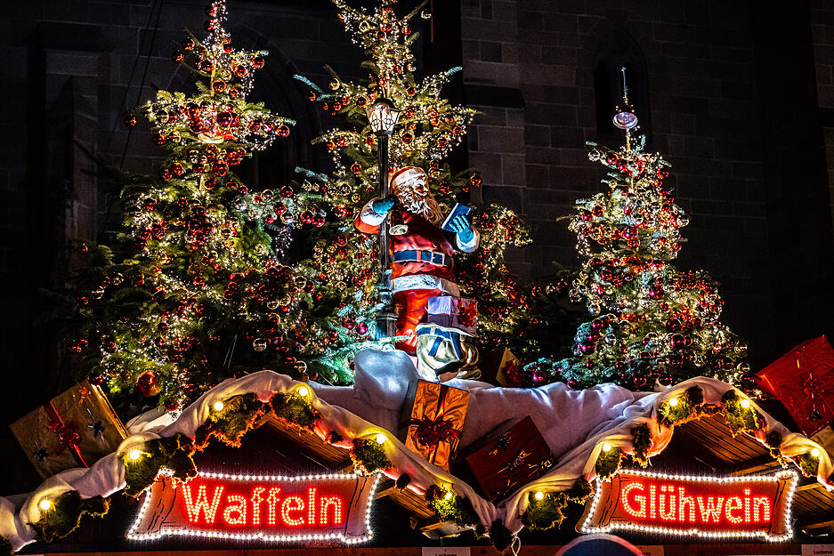 Bei einsetzender Dämmerung kam die Beleuchtung auf dem Heilbronner Käthchen-Weihnachtsmarkt so richtig zur Geltung.