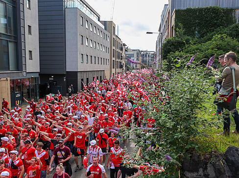 2300 Fans von Rot-Weiss Essen marschierten im Sommer 2025 mit rot-wei&szlig;en Fahnen aus der Altstadt von Edinburgh zum Stadion von Hibernians Edinburgh. Das Freundschaftsspiel fand als Jubil&auml;umsspiel und damit Neuauflage der historischen Europapokalpartie von 1955 statt. Drittligist RWE war damals der erste deutsche und die Hibs der erste britische Teilnehmer am Europapokal der Landesmeister.