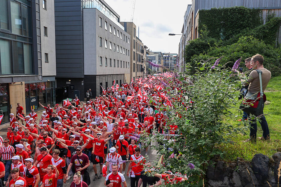 2300 Fans von Rot-Weiss Essen marschierten im Sommer 2025 mit rot-wei&szlig;en Fahnen aus der Altstadt von Edinburgh zum Stadion von Hibernians Edinburgh. Das Freundschaftsspiel fand als Jubil&auml;umsspiel und damit Neuauflage der historischen Europapokalpartie von 1955 statt. Drittligist RWE war damals der erste deutsche und die Hibs der erste britische Teilnehmer am Europapokal der Landesmeister.