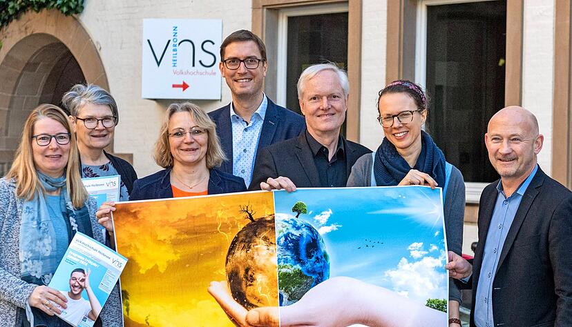 Erde in Gefahr: VHS-Direktor Peter Hawighorst (3.v.re.) und die Abteilungsleiter der VHS Heilbronn haben das Semesterthema Klimaschutz gew&auml;hlt, das sich durch alle Programmbereiche zieht. 
Foto: Mario Berger