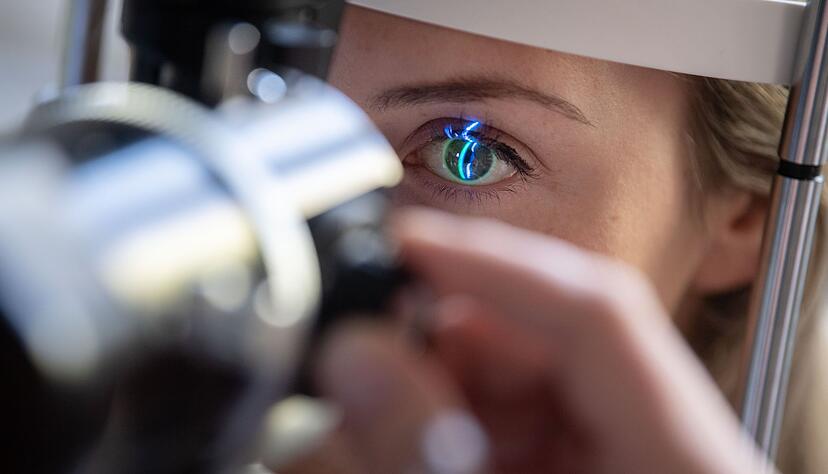 Stellt Augenarzt oder Optiker fest, dass man eine Brille mit mehr als 6 Dioptrien benötigt oder beträgt etwa das Sehvermögen 30 Prozent oder weniger, bekommt man einen Zuschuss zur Brille von der Krankenkasse.