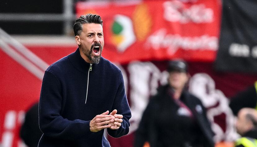 Sandro Wagner verlor mit dem FCA zum vierten Mal in Serie. Sandro Wagner verlor mit dem FCA zum vierten Mal in Serie.