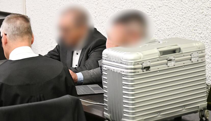 Die beiden angeklagten ehemaligen Investoren des Schwabenlandtowers im Gerichtssaal des Landgerichts Stuttgart.