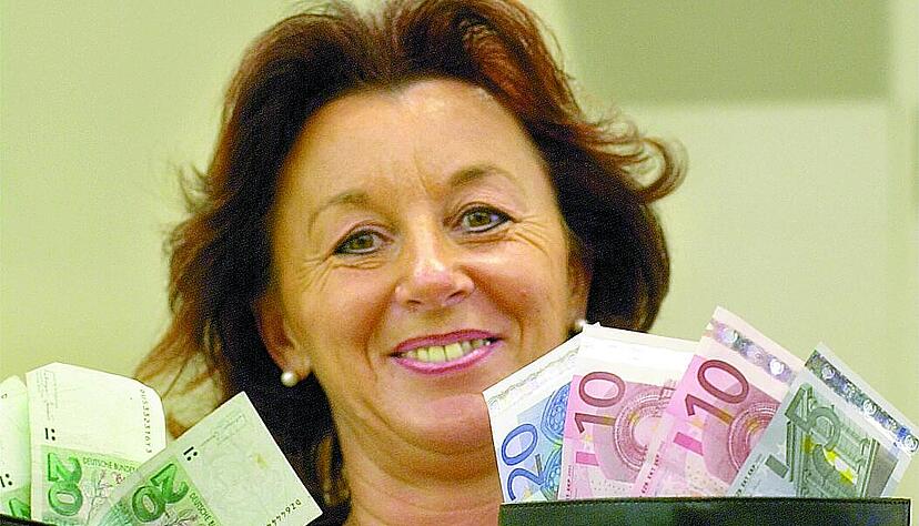 Zusammengestellt von Archiv und Dokumentation der Heilbronner Stimme 
Dezember 2001: Der Euro kommt zum 1.1.2002. So sehen die neuen Euro-Scheine (rechts) aus. Die 20-Mark-Scheine sind gr&uuml;n. Zwei Geldbeutel sollen schon deshalb nicht n&ouml;tig sein, weil die D-Mark jetzt schnell aus den Geldb&ouml;rsen verschwinden soll.