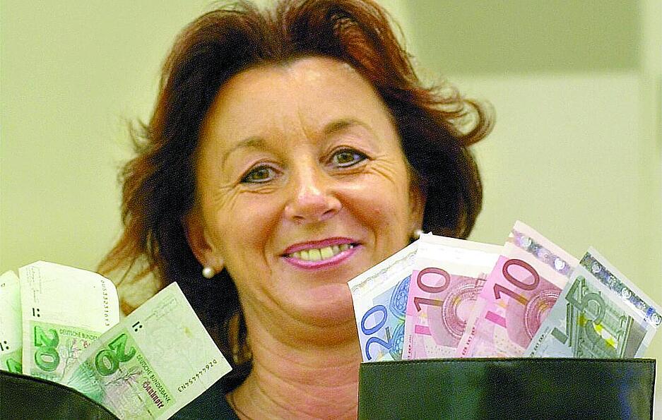 Zusammengestellt von Archiv und Dokumentation der Heilbronner Stimme 
Dezember 2001: Der Euro kommt zum 1.1.2002. So sehen die neuen Euro-Scheine (rechts) aus. Die 20-Mark-Scheine sind gr&uuml;n. Zwei Geldbeutel sollen schon deshalb nicht n&ouml;tig sein, weil die D-Mark jetzt schnell aus den Geldb&ouml;rsen verschwinden soll.