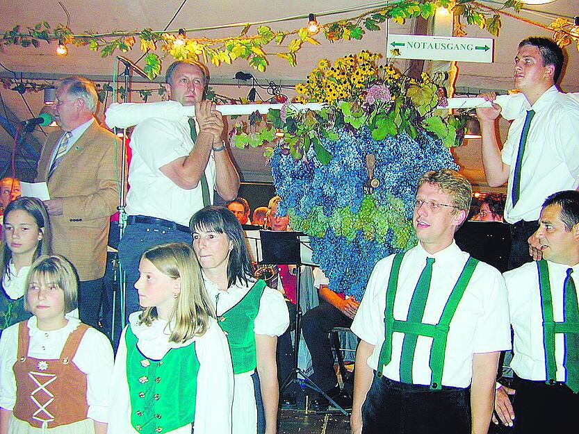 Auch 2002 gab es eine Kalebstraube. Auch 2002 gab es eine Kalebstraube.