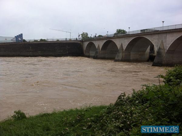 Der Neckar hat sich am Montag in Neckarsulm ins Flussbett zur&uuml;ckgezogen.