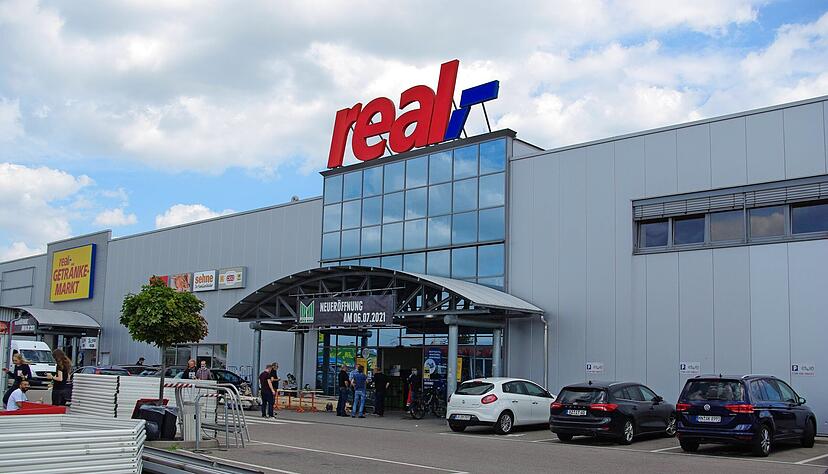 Bis Freitagabend war das Real-Logo noch auf dem Dach montiert.