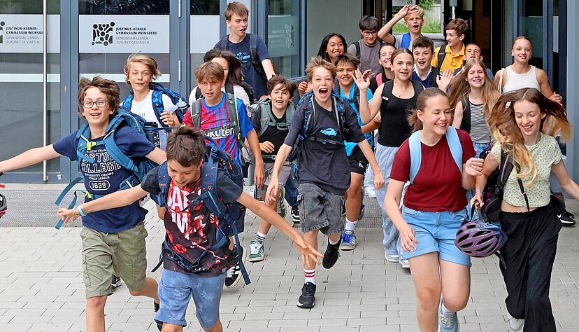 Endlich Ferien: Eine siebte Klasse des Justinus-Kerner-Gymnasiums in Weinsberg kommt aus der Schule gerannt.