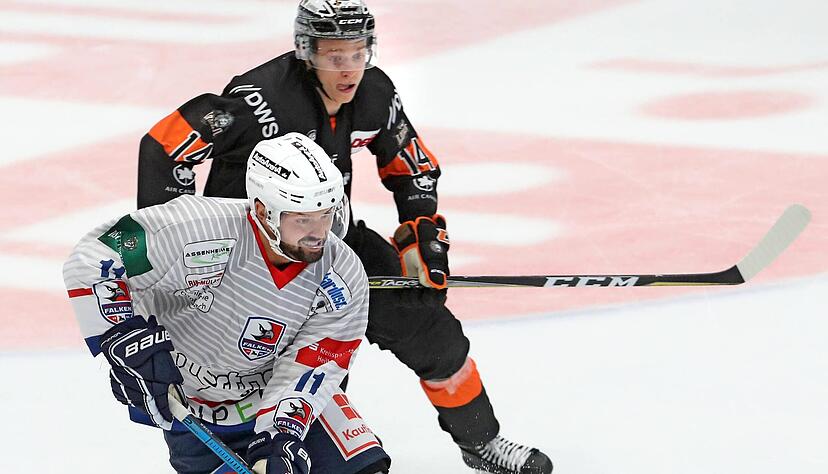 Stark am Puck, die Mitspieler und das Tor immer im Blick: Falken-Stürmer Dylan Wruck.
Foto: Andreas Veigel Stark am Puck, die Mitspieler und das Tor immer im Blick: Falken-Stürmer Dylan Wruck.
Foto: Andreas Veigel