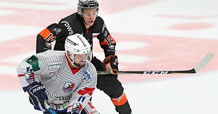 Stark am Puck, die Mitspieler und das Tor immer im Blick: Falken-Stürmer Dylan Wruck.

Foto: Andreas Veigel