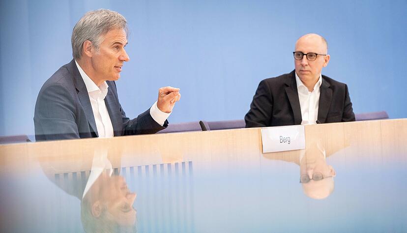 Sinan Selen (r), Vizepräsident des Bundesamtes für Verfassungsschutz (BfV), und Achim Berg, Präsident von Bitkom, stellen in der Bundespressekonferenz die Studie „Wirtschaftsschutz und Cybercrime” vor. Foto: dpa