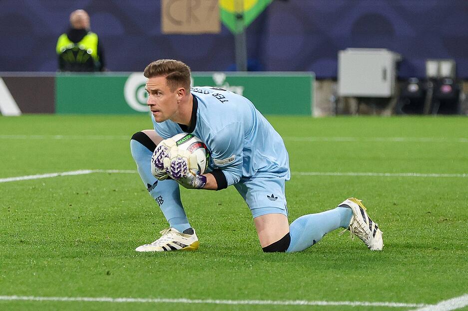 Marc-Andre ter Stegen: Anfangs teils unsicher, was wohl and er fehlenden Spielpraxis liegt. Aber keine großen Fehler. Beim 1:1 kaum Chancen an den Ball zu kommen. Beim 1:2 chancenlos.  Mega-Paraden in der 89. Minute. Nochmal stark in der Schlusssekunde. Note: 3
