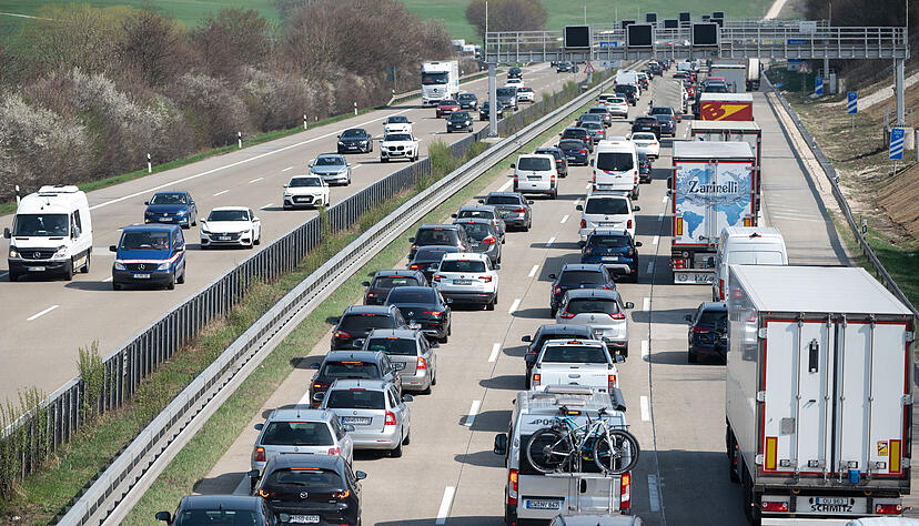 Autos und Lkws stehen auf der Autobahn 8 bei Gruibingen Richtung München im Stau.