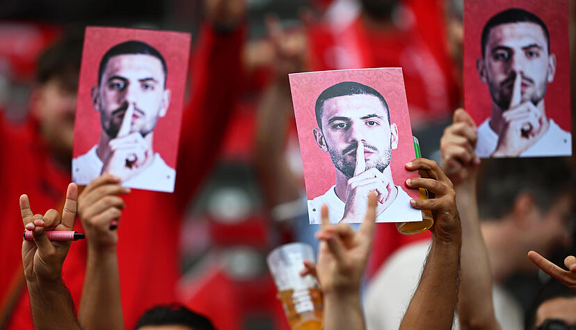 Fans der Türkei zeigen vor Spielbeginn den «Wolfsgruß», dessen Ursprung einer rechtsextremistischen Bewegung zugeordnet wird, und Bilder des türkischen Spielers Merih Demiral. Fans der Türkei zeigen vor Spielbeginn den «Wolfsgruß», dessen Ursprung einer rechtsextremistischen Bewegung zugeordnet wird, und Bilder des türkischen Spielers Merih Demiral.