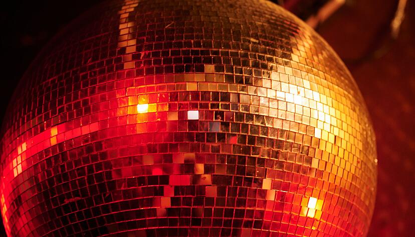 Mensch, damals bei der einen Party! Bei energiegeladenen Songs erinnert man sich eher an aufregende und freudvolle Momente. (Symbolbild)