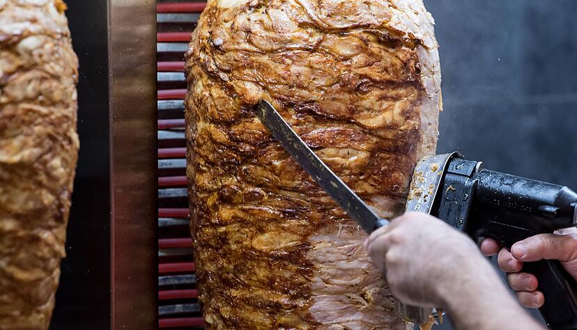 Ein D&ouml;nerspie&szlig; dreht sich in einem Imbiss. Der Markt um das gef&uuml;llte Brot ist in Heilbronn in Bewegung.