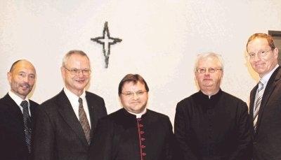 Gemeinsam haben sie die Amtseinführung gefeiert: Walter Keppler (evangelischer Pfarrer), Helmut Kappes, Siegbert Denk, Hermann Maier (alle katholische Pfarrer) und Oberbürgermeister Joachim Scholz (von links).Foto: Ute Plückthun