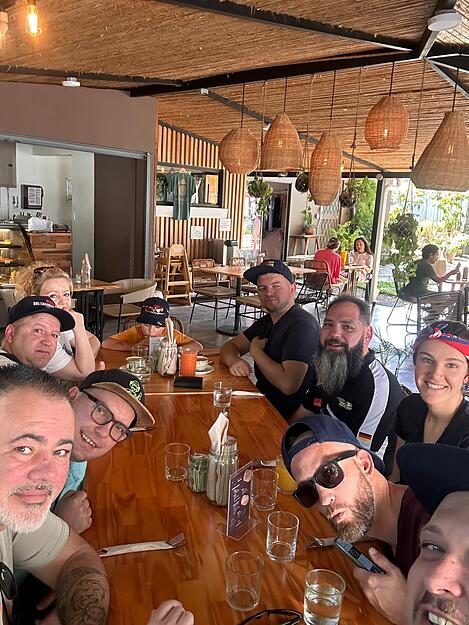 Gemeinsame Einstimmung der Mitglieder der Black Pearl BBQ Crew und Angehöriger auf die Interkontinentale Meisterschaft Lateinamerika versus Europa. Gemeinsame Einstimmung der Mitglieder der Black Pearl BBQ Crew und Angehöriger auf die Interkontinentale Meisterschaft Lateinamerika versus Europa.