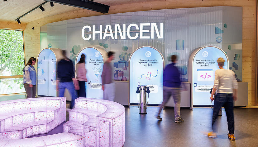 Die Inhalte im KI-Pavillon sind in drei Bereiche unterteilt.  "Chancen" stellt den in Heilbronn entstehenden IPAI in den Mittelpunkt.