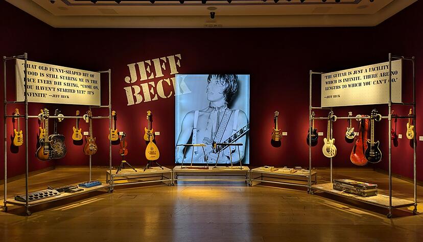In den R&auml;umen des Londoner Auktionshauses Christie's ist die Gitarrensammlung von Jeff Beck ausgestellt, bevor sie versteigert wird.