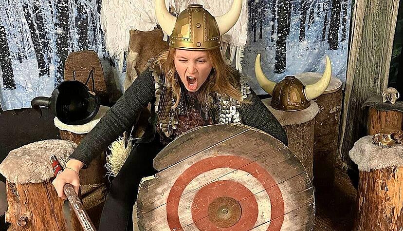 Für jeden Spaß zu haben: Carina Menakker möchte bei ihren Reisen auch den ersten Alltag kennenlernen. Auch wenn es dabei ums Axtwerfen in Irland geht.