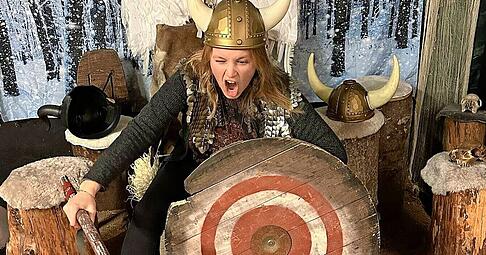 Für jeden Spaß zu haben: Carina Menakker möchte bei ihren Reisen auch den ersten Alltag kennenlernen. Auch wenn es dabei ums Axtwerfen in Irland geht.