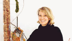 Florale Objekte und Acryl auf Leinwand: Die beiden K&uuml;nstlerinnen Petra Hermann (links) und Raffaela Hanke stellen sich und ihre Werke am Wochenende beim &bdquo;offenen Atelier&ldquo; in Kirchheim vor.
          Fotos: Ines Franzke-Stahl