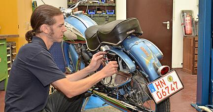 Sven Heimberger kümmert sich in der Werkstatt um eine NSU-Max, die für Dreharbeiten gebraucht wurde.
Foto: Stefanie Pfäffle